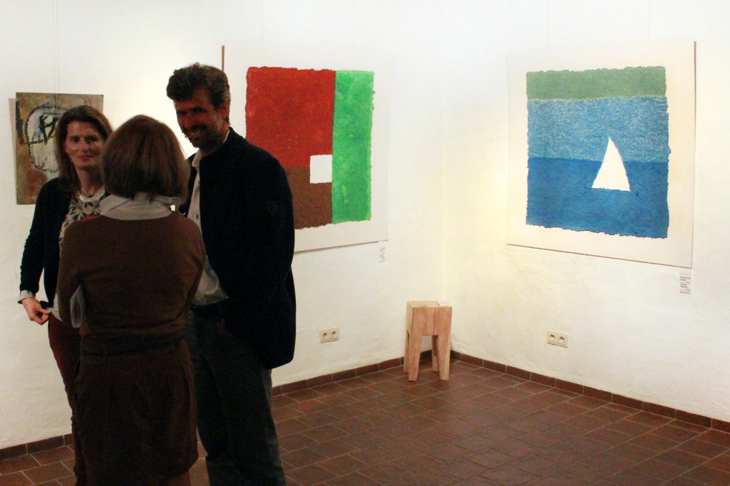 Drei Werke von mir:
Rechts: Weißes Dreieck (Handgeschöpftes Papier, flüssig verarbetet)

Links: Weißes Quadrat

Mitte: "Kettensäge (Holzhocker)